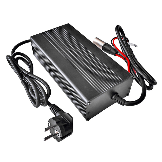 Cargadores de batería de 360W 18V 18.25V 15A 20A IP56 Cargadores impermeables para 5S 15V 16V Robots Triciclos eléctricos Lifepo4 Al aire libre Cargador