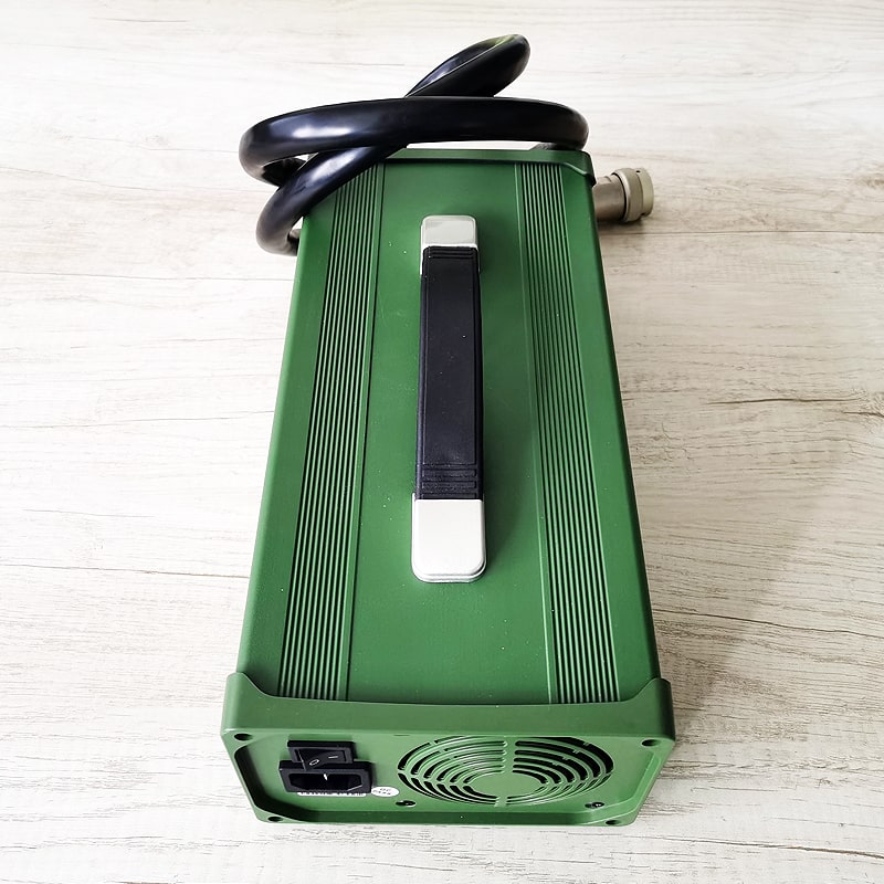 AC 220V Productos militares DC 72V 73V 30A 2200W Cargador de baja temperatura para 20S 60V 64V LIFEPO4 Battery Pack