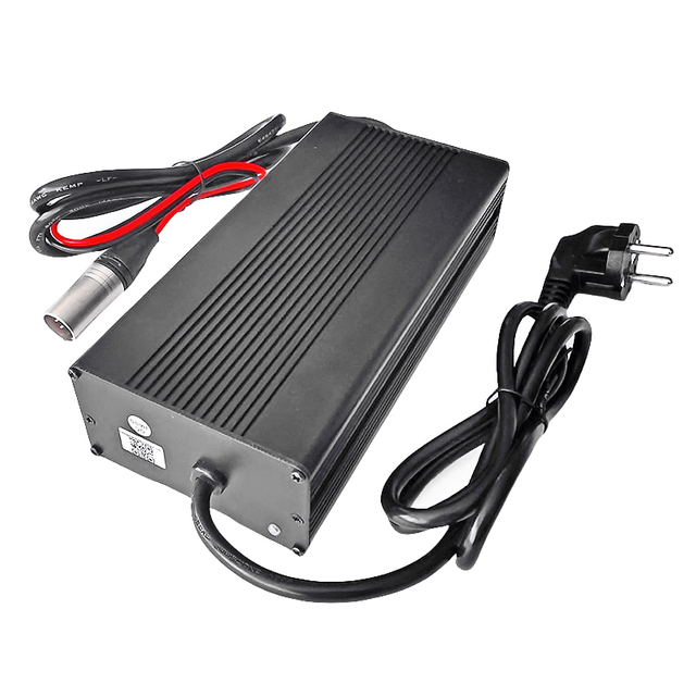 Cargadores de batería de 360W 21.6V 21.9V 15A 16A IP56 Cargadores impermeables para 6s 18V 19.2V Robots triciclos eléctricos Lifepo4 Al aire libre Cargador