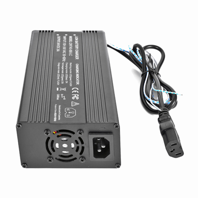 CANBUS CANBUS 360W 75.6V 76.65V 4A 4.5A Cargador de batería para 21s 63V 67.2V LIFEPO4 Batería Smart Robot Drones Electric Scooter AGV