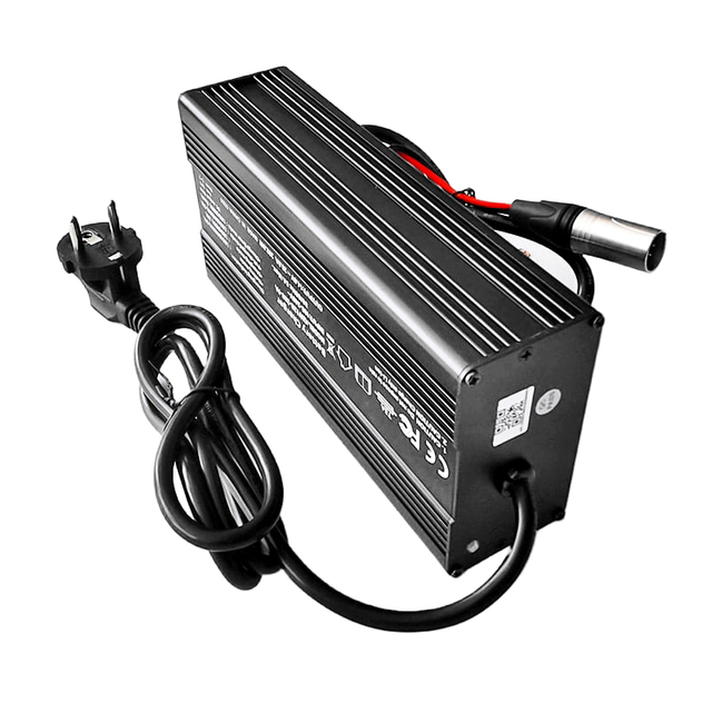 Cargadores de batería 360W 82.8V 83.95V/84V 4A IP56 Cargadores impermeables para 23s 69V 72V 73.6V Robots triciclos eléctricos Lifepo4 Al aire libre Cargador