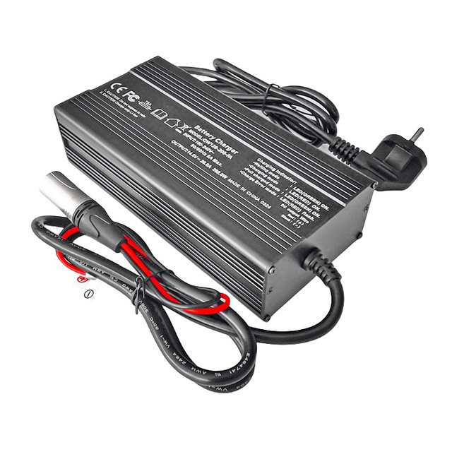 Cargadores de batería de 360W 64.8V 65.7V 4A 5A 5.5A IP56 Cargadores impermeables para 18S 54V 57.6V Robots triciclos eléctricos Lifepo4 Cargador al aire libre